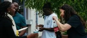 Jeunes partageant un goûter, boissons et snacks